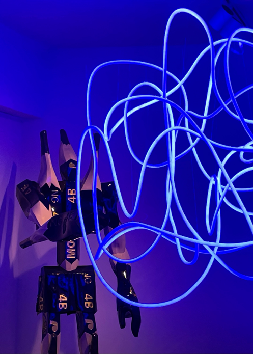 송현철_연필과 지우개의 사랑싸움-관계의 경계선_FRP, LED_가변설치_2025. 리프로젝트 제공