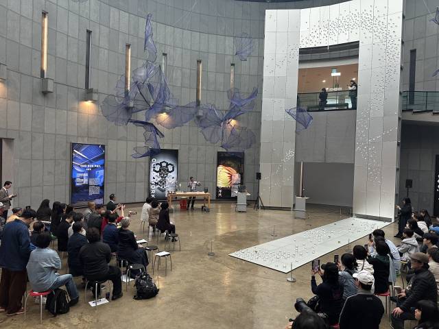 2025년 클레이아크김해미술관 특별 기획전 ‘유리: 빛과 불의 연금술’에 참여한 이재경 작가가 돔하우스 중앙홀을 사틴 유리 패널과 1000여 개의 구슬로 빛의 공간을 연출했다. 사진은 지난달 17일 전시 오프닝 때 모습. 김은영 기자