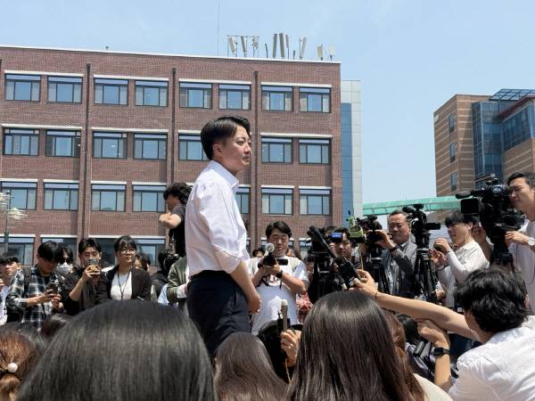 이준석 개혁신당 대통령 후보가 13일 오전 경북대학교에서 취재진들의 질문에 답변하고 있다. 이유경 기자
