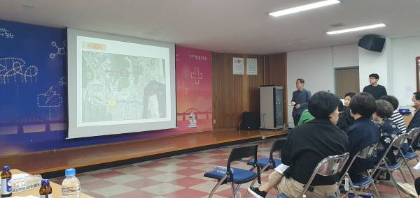 포항시가 13일 포항 학산천 복원사업 과정에서 포항여고 앞 도로를 차단하면서 상권 침해 등 다양한 문제가 발생하자 주민설명회를 가지면서 오는 6월 말 과거 차도교 형태로 선회할 것을 설명하는 모습. 황영우 기자