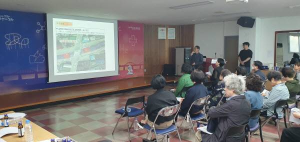 포항시가 13일 포항 학산천 복원사업 과정에서 포항여고 앞 도로를 차단하면서 상권 침해 등 다양한 문제가 발생하자 주민설명회를 가지면서 오는 6월 말 과거 차도교 형태로 선회할 것을 설명하는 모습. 황영우 기자