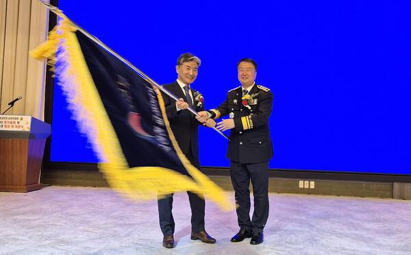 법무부 대구지방교정청 교정연합회가 13일 오후 7시 대구그랜드호텔에서 제11대 김승유 회장 취임식을 개최하고 있다. 김 회장(왼쪽)이 회기를 흔드는 모습.