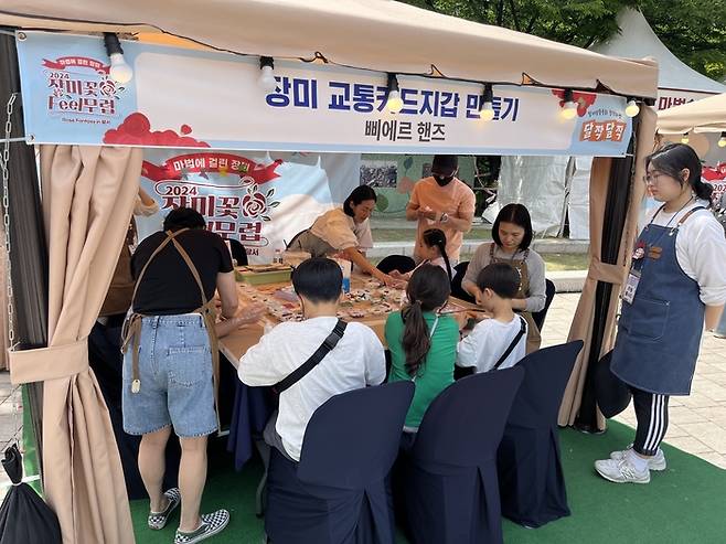지난해 열린 '장미꽃 필(feel) 무렵 축제'에서 방문객들이 만들기 체험을 하고 있다. <달서문화재단 제공>