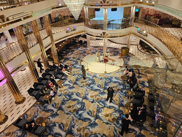 제주 첫 준모항 시대를 연 13만5000톤급 초대형 크루즈선 '아도라 매직시티'호 내부 시설.&nbsp;ⓒ제주의소리