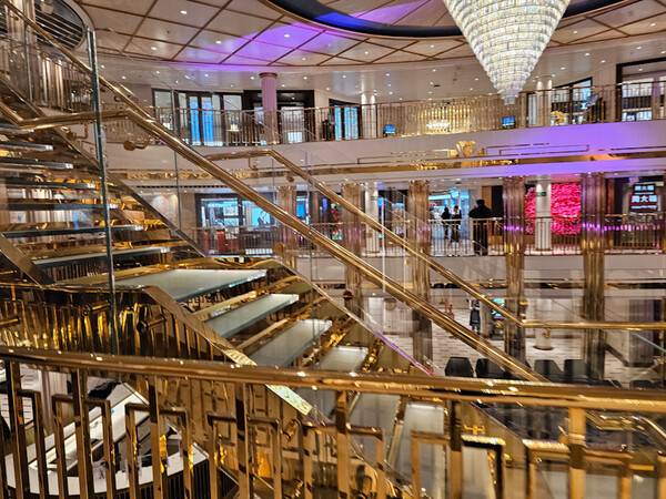 제주 첫 준모항 시대를 연 13만5000톤급 초대형 크루즈선 '아도라 매직시티'호.&nbsp;ⓒ제주의소리