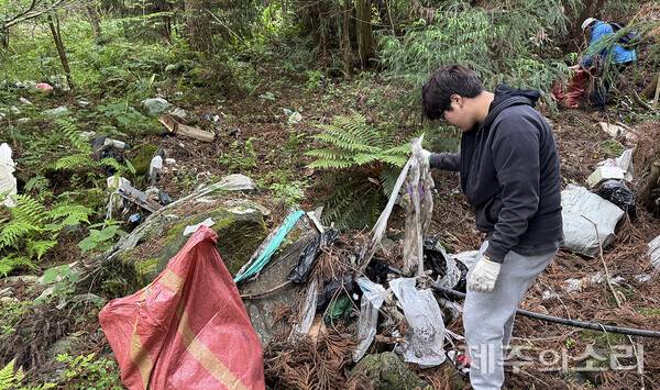 제주시 덕천리 곶자왈 일대인 북오름에서 확인된 각종 쓰레기들. / 곶자왈사람들 제공