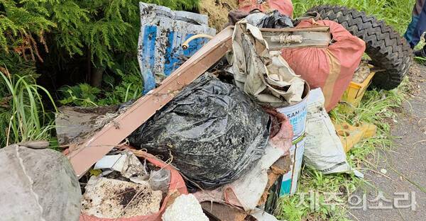 제주시 덕천리 곶자왈 일대인 북오름에서 확인된 각종 쓰레기들. / 곶자왈사람들 제공