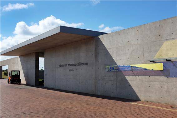 유민 아르누보 뮤지엄 외부가 노출 콘크리트로 돼 있다.