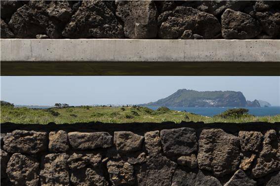 유민 아르누보 뮤지엄 안에서 바라본 성산일출봉.