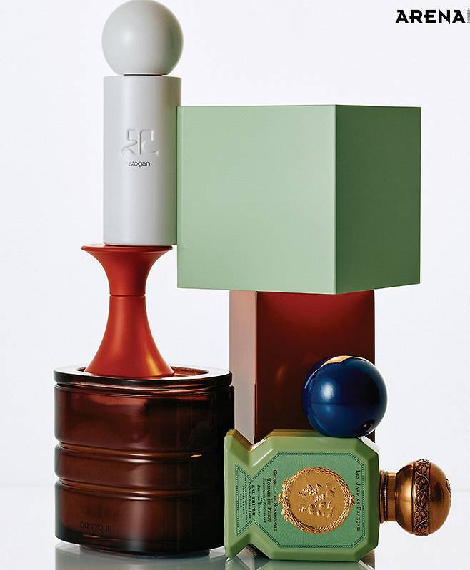 (위부터) 신선한 주니퍼 베리와 암브록산으로 생명력을 표현한 슬로건 100mL 25만9000원 꾸레쥬 제품. 달콤함으로 시작해 캐러멜과 아몬드가 섞인 씁쓸한 향으로 변하는 신 앤 플레져 15mL 10만5000원 본투스탠드아웃 제품. 미지의 열대 꽃 향을 표현한 라 포레 레브 프리미엄 캔들 270g 38만3000원 딥티크 제품. 산뜻한 토마토와 베리 향이 어우러져 정원을 거니는 듯한 그로세이 드 스칸디나비 에 토마뜨 두 페루 75mL 25만9000원 오피신 유니버셀 불리 제품.