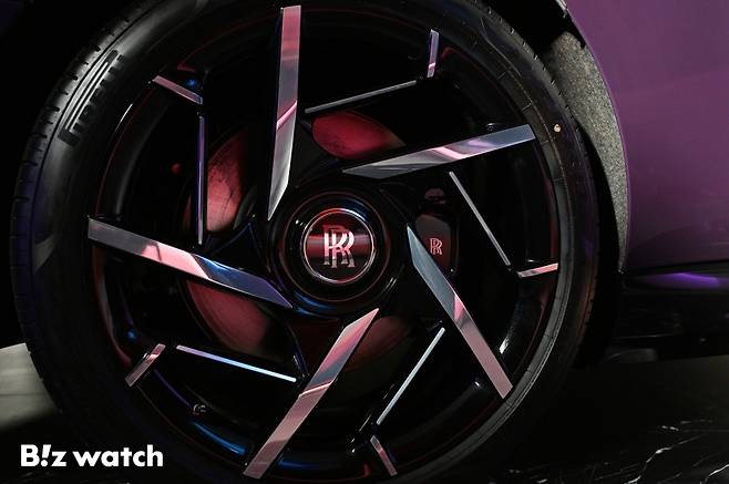 롤스로이스모터카가 13일 서울 강남구 롤스로이스모터카 서울 청담 쇼룸에서 롤스로이스 순수전기 모델 '블랙 배지 스펙터'를 국내 최초로 출시하고 있다./사진=이명근 기자 qwe123@