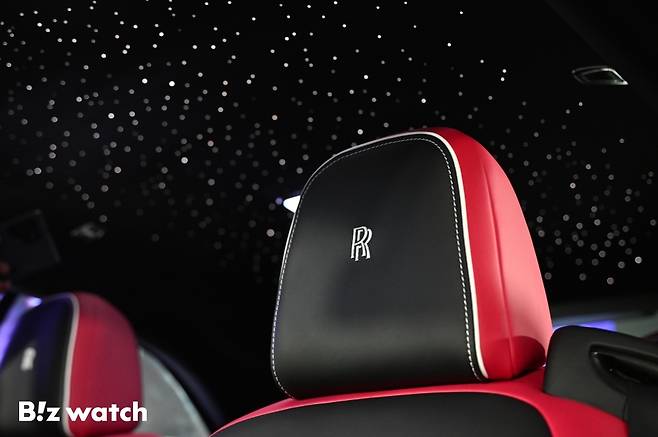 롤스로이스모터카가 13일 서울 강남구 롤스로이스모터카 서울 청담 쇼룸에서 롤스로이스 순수전기 모델 '블랙 배지 스펙터'를 국내 최초로 출시하고 있다./사진=이명근 기자 qwe123@