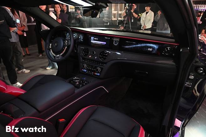 롤스로이스모터카가 13일 서울 강남구 롤스로이스모터카 서울 청담 쇼룸에서 롤스로이스 순수전기 모델 '블랙 배지 스펙터'를 국내 최초로 출시하고 있다./사진=이명근 기자 qwe123@