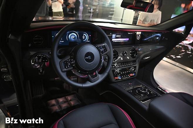 롤스로이스모터카가 13일 서울 강남구 롤스로이스모터카 서울 청담 쇼룸에서 롤스로이스 순수전기 모델 '블랙 배지 스펙터'를 국내 최초로 출시하고 있다./사진=이명근 기자 qwe123@