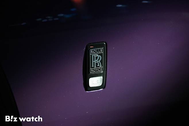 롤스로이스모터카가 13일 서울 강남구 롤스로이스모터카 서울 청담 쇼룸에서 롤스로이스 순수전기 모델 '블랙 배지 스펙터'를 국내 최초로 출시하고 있다./사진=이명근 기자 qwe123@