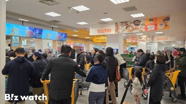 행사기간 중 서울의 한 이마트 매장에 소비자들이 줄 서 있다. /사진=김지우 기자 zuzu@