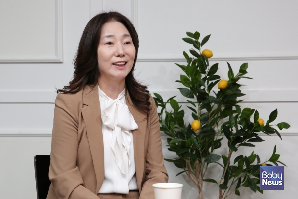 신미숙 한국유치원총연합회 제12대 이사장이 서울 마포구 베이비뉴스 스튜디오에서 소장섭 베이비뉴스 편집국장이 진행하는 '데스크가 만난 사람' 인터뷰에서 제21대 대통령 선거에 출마하는 후보들에게 "반드시 교육을 중심에 두고 국가 비전을 설계해야 한다"고 강조했다. 이효상 기자 ⓒ베이비뉴스&nbsp;