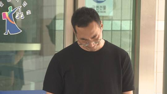 13일 춘천지법 강릉지원 앞에서 고(故) 이도현 군 아버지 이상훈씨가 재판을 마친 뒤 오열하고 있다.