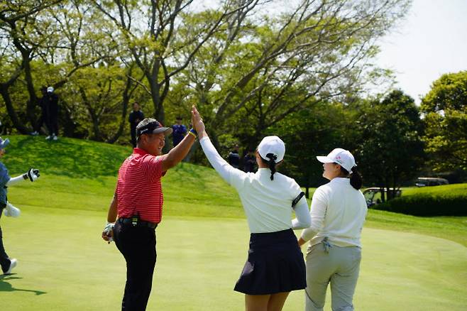유망주 선수들과 하이파이브를 나누는 최경주 프로.(사진=SK텔레콤오픈2025 제공)