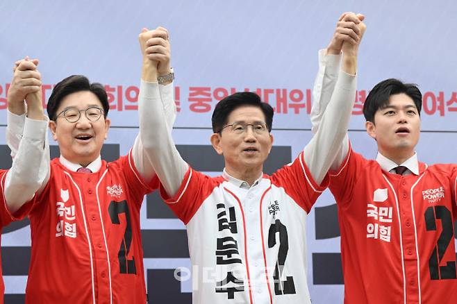[이데일리 이영훈 기자] 김문수 국민의힘 대선 후보와 (왼쪽 첫 번째)권성동 공동선거대책위원장, (오른쪽 첫 번째) 김용태 공동선거대책위원장이 12일 오전 서울 여의도 국민의힘 중앙당사에서 열린 ‘중앙선대위 회의 및 중앙선대위 임명장 수여식’에서 기념촬영을 하고 있다.