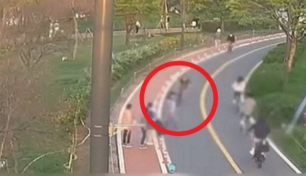 지난달 20일 자전거 도로에서 발생한 사고. (사진=한문철TV 갈무리)