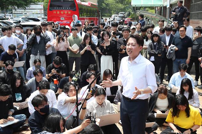 개혁신당 이준석 대선 후보가 13일 ‘학식먹자 이준석’ 행사가 열린 대구 경북대학교에서 발언하고 있다.(사진=연합뉴스)