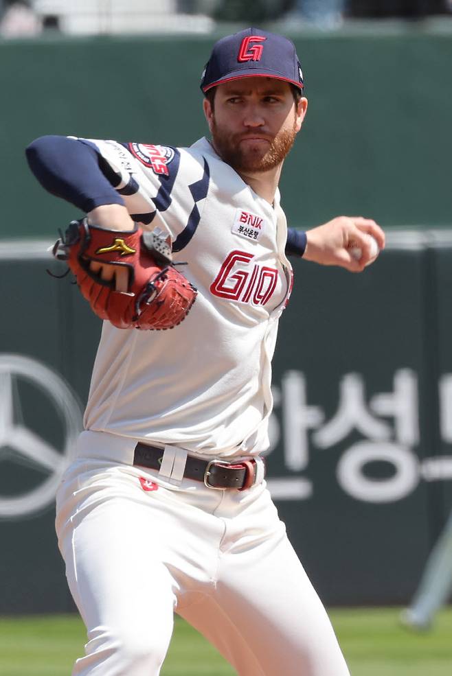 4일 부산 사직야구장에서 열린 프로야구 2025 신한 SOL 뱅크 KBO리그 NC 다이노스와 롯데 자이언츠의 경기. 1회 초 NC 공격 롯데 선발투수 반즈가 투구하고 있다. 사진=연합뉴스