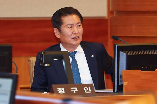 정청래 국회 법사위원장이 13일 서울 종로구 헌법재판소에서 열린 고발사주의혹으로 탄핵소추된 손준성 대구고검 차장(검사장)의 첫 정식 변론기일에 출석해 있다. (사진=연합뉴스)