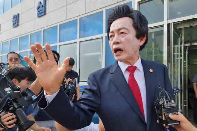 본인이 운영하는 종교시설 '하늘궁'의 여성 신도들로부터 성추행 혐의로 고소당한 허경영 국가혁명당 명예대표가 19일 오후 경기도 의정부시 금오동 경기북부경찰청에서 입장을 발표 후 취재진의 질문에 답하고 있다. (사진=연합뉴스)