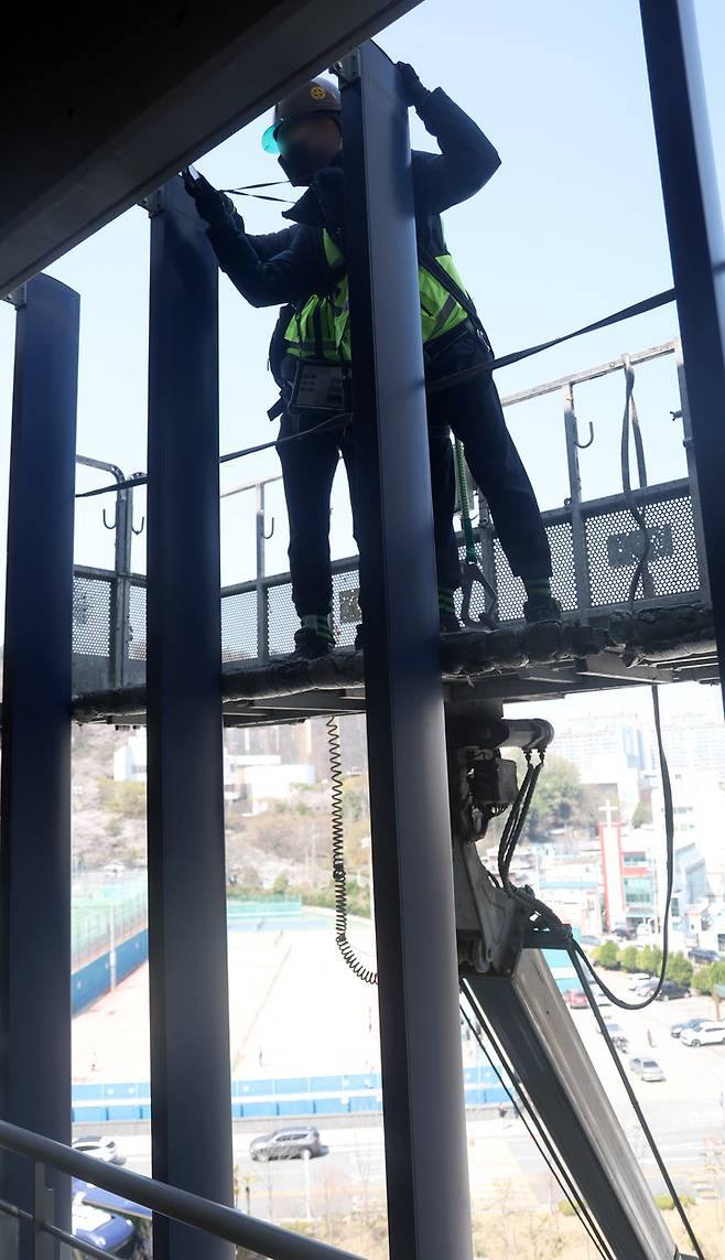 야구장을 긴급 점검하고 있는 관계자들