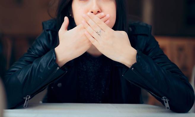 딸꾹질은 대부분 위장관 문제로 일어나지만 바이러스 호흡기 감염으로 일어날 수가 있다. 이럴 경우 의사들은 쉽게 진단하지 못하고  다른 검사를 반복하는 사례도 있다.  [사진=nicoletaionescu/게티이미지뱅크]