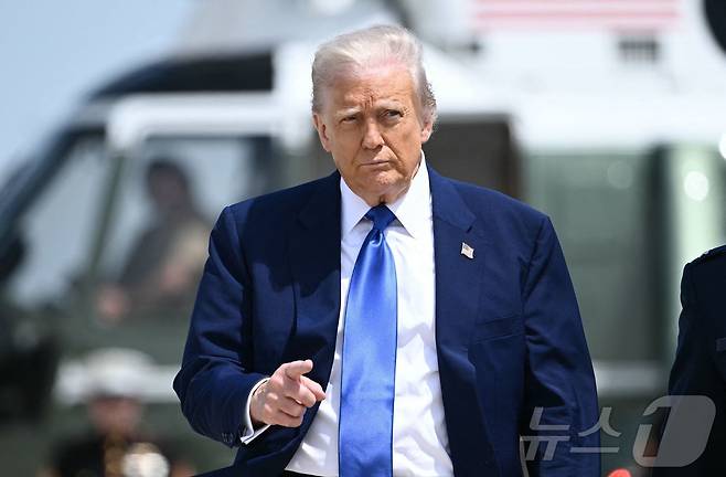 도널드 트럼프 미국 대통령이 12일(현지시간) 메릴랜드주 앤드루스 합동 기지에서 에어포스원(美 대통령 전용기)으로 걸어가면서 제스처를 취하고 있다. 트럼프 대통령은 이날부터 오는 16일까지 두 번째 임기 시작 후 첫 해외순방으로 사우디아라비아, 카타르, 아랍에미리트(UAE) 등 중동 국가를 방문한다. 2025.05.12 ⓒ AFP=뉴스1 ⓒ News1 류정민 특파원