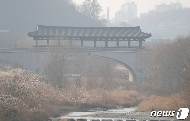 전북 전주지역의 미세먼지와 초미세먼지 농도가 '나쁨' 수준을 보인 전북 전주시 오목교에서 바라본 남천교 뒤로 도심이 뿌옇게 보인다. 2021.12.21/뉴스1 ⓒ News1 유경석 기자