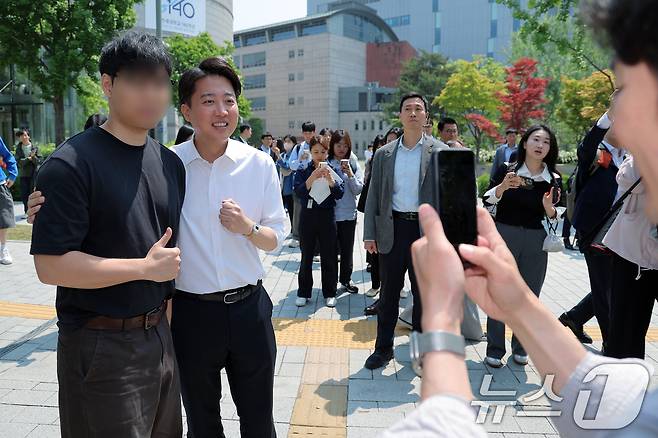 이준석 개혁신당 대통령 후보가 공식 선거운동이 시작된 12일 서울 서대문구 연세로 연세대학교를 찾아 학생과 기념사진을 찍고 있다. 2025.5.12/뉴스1 ⓒ News1 박정호 기자