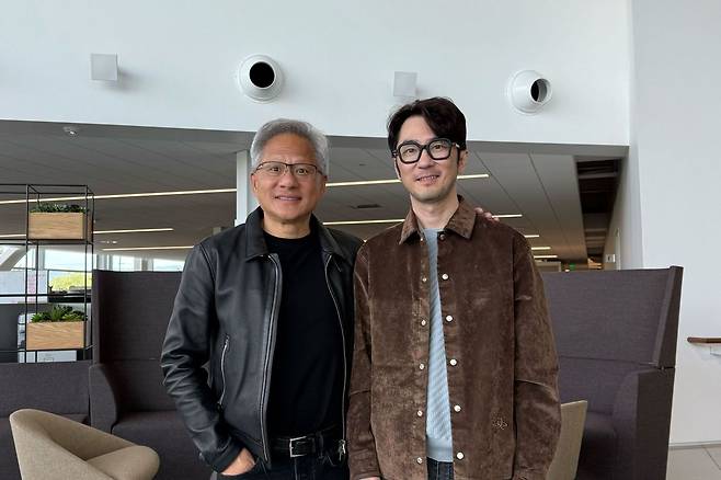 김창한 크래프톤 대표가 이달 10일(현지시간) 젠슨 황 엔비디아 최고경영자(CEO)와 만나 게임과 인공지능(AI) 분야 협력 강화 방안을 논의했다.(크래프톤 링크드인 갈무리)2025.4.11/뉴스1