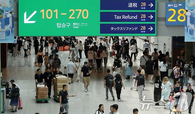 지난해 여름 휴가철, 인천국제공항 면세구역이 여행객으로 붐비고 있다.(자료사진) 2024.8.5/뉴스1 ⓒ News1 박세연 기자