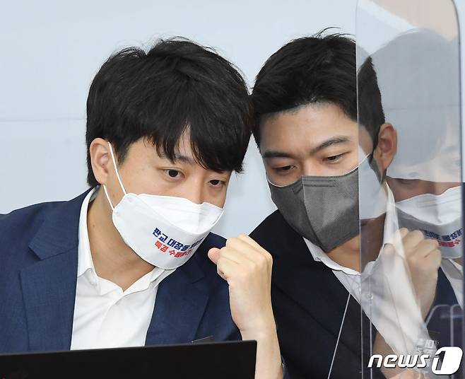 이준석 국민의힘 대표가 18일 오전 서울 여의도 국회에서 열린 최고위원회의에서 김용태 최고위원과 귀엣말을 나누고 있다. 2021.10.18/뉴스1 ⓒ News1 구윤성 기자