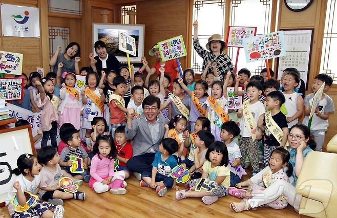 유치원생들과 자리를 함께한 김성 장흥군수.(장흥군 제공, 재배포 및 DB 금지) /뉴스1