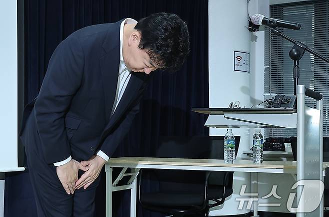 백종원 더본코리아 대표가 28일 서울 서초구 스페이스쉐어 강남역센터에서 열린 정기 주주총회를 마친 뒤 고개 숙여 인사하고 있다. 2025.3.28/뉴스1 ⓒ News1 김진환 기자