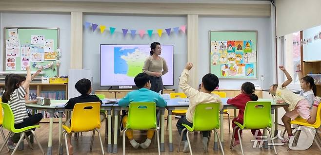 괴산증평교육지원청이 문광초등학교에서 대학 연계 늘봄학교 맞춤형 프로그램이 하나로 '세계속 장난감 만들기' 프로그램을 진행 중이다.(괴산증평교육지원청 제공)/뉴스1