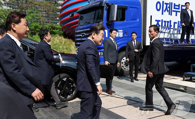 이재명 더불어민주당 대통령 후보가 제21대 대통령선거 공식 선거운동이 시작된 12일 오전 서울 종로구 광화문광장에서 열린 중앙선거대책위원회 출정식에 경호를 받으며 입장하고 있다. (공동취재) 2025.5.12/뉴스1 ⓒ News1 안은나 기자