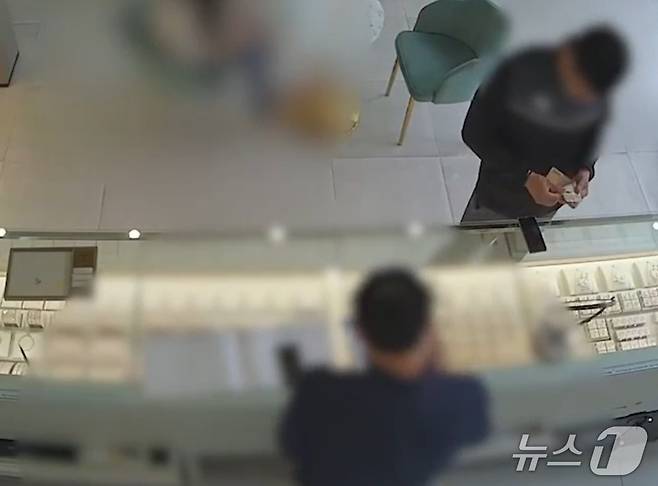 훔친 귀금속을 판매하는 피의자(합천경찰서 제공. 재판매 및 DB금지).