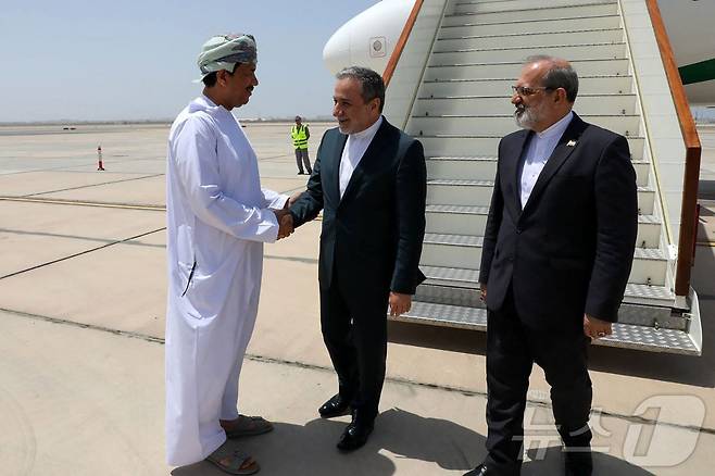 11일(현지시간) 아바스 아라그치 이란 외무장관이 미국과의 핵 협상을 위해 오만 무스카트에 도착하고 있다. 2025.05.11 ⓒ AFP=뉴스1 ⓒ News1 정지윤 기자