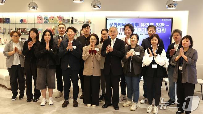 유인촌 문화체육관광부 장관이 12일 일본 도쿄 콘텐츠코리아랩를 방문해 입주기업 관계자들과 간담회를 하고 있다.(제공=문화체육관광부)