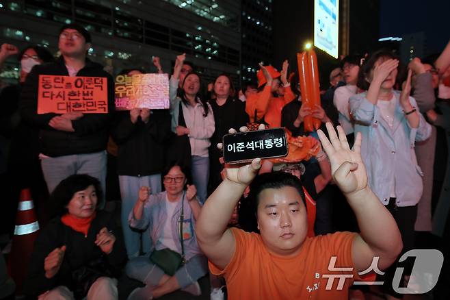 12일 서울 중구 청계광장에서 열린 이준석 개혁신당 대통령 후보 서울 첫 집중유세를 찾은 지지자들이 '이준석'을 연호하고 있다. 2025.5.12/뉴스1 ⓒ News1 박정호 기자