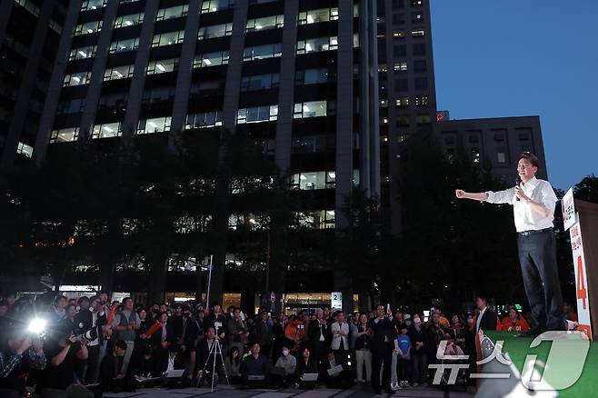 이준석 개혁신당 대통령 후보가 공식 선거운동이 시작된 12일 서울 중구 청계광장에서 가진 서울 첫 집중유세에서 지지를 호소하고 있다. 2025.5.12/뉴스1 ⓒ News1 박정호 기자