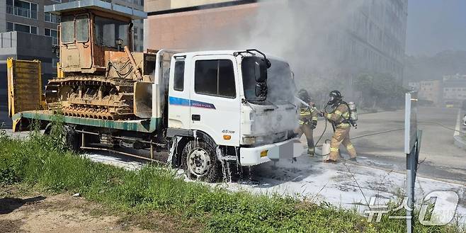 12일 오후 3시 2분쯤 경북 예천군 예천읍 남본리 한 공터에 주차돼 있던 5톤 화물차에 불이나 소방 당국이 화재를 진압하고 있다(경북소방본부 제공. 재판매 및 DB 금지)2025.5.13/뉴스1