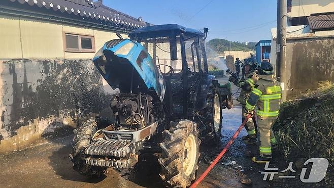 12일 오후 4시 22분쯤 포항시 흥해읍 성곡리 한 마을 골목에 주차돼 있던 트랙터에 불이나 소방 당국이 화재를 진압하고 있다.(경북소방본부 제공. 재판매 및 DB 금지)2025.5.13/뉴스1