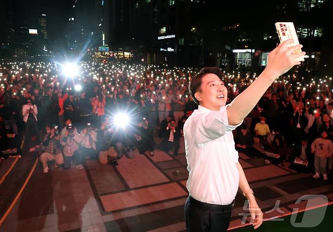 이준석 개혁신당 대통령 후보가 공식 선거운동이 시작된 12일 서울 중구 청계광장에서 가진 서울 첫 집중유세에서 유세차량에 올라 셀카를 찍고 있다. (공동취재) 2025.5.12/뉴스1 ⓒ News1 박정호 기자