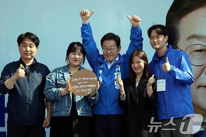 이재명 더불어민주당 대통령 후보가 제21대 대통령 선거 공식 선거운동 첫날인 12일 오후 경기 화성시 동탄 센트럴파크 음악분수중앙광장에서 열린 집중유세에서 반도체 웨이퍼에 '세계1위 반도체 강국도약'이라고 쓰고 기념촬영을 하고 있다. (공동취재) 2025.5.12/뉴스1 ⓒ News1 안은나 기자